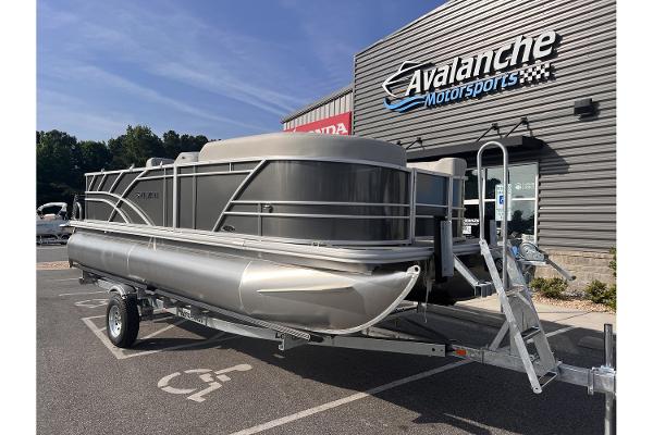 Sylvan 820 CRS 2024 Sylvan 820 CRS pontoon boat at Avalanche Motorsports dealership.