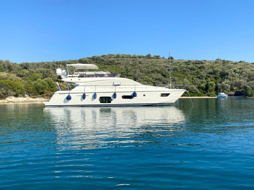 2011 Ferretti Yachts 570