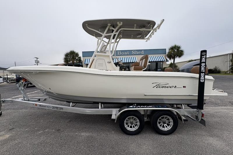 2026 Pioneer 222 Sportfish