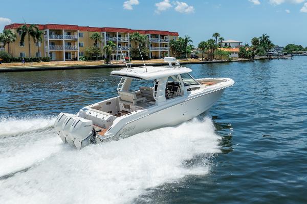 2021 Boston Whaler 350 Realm