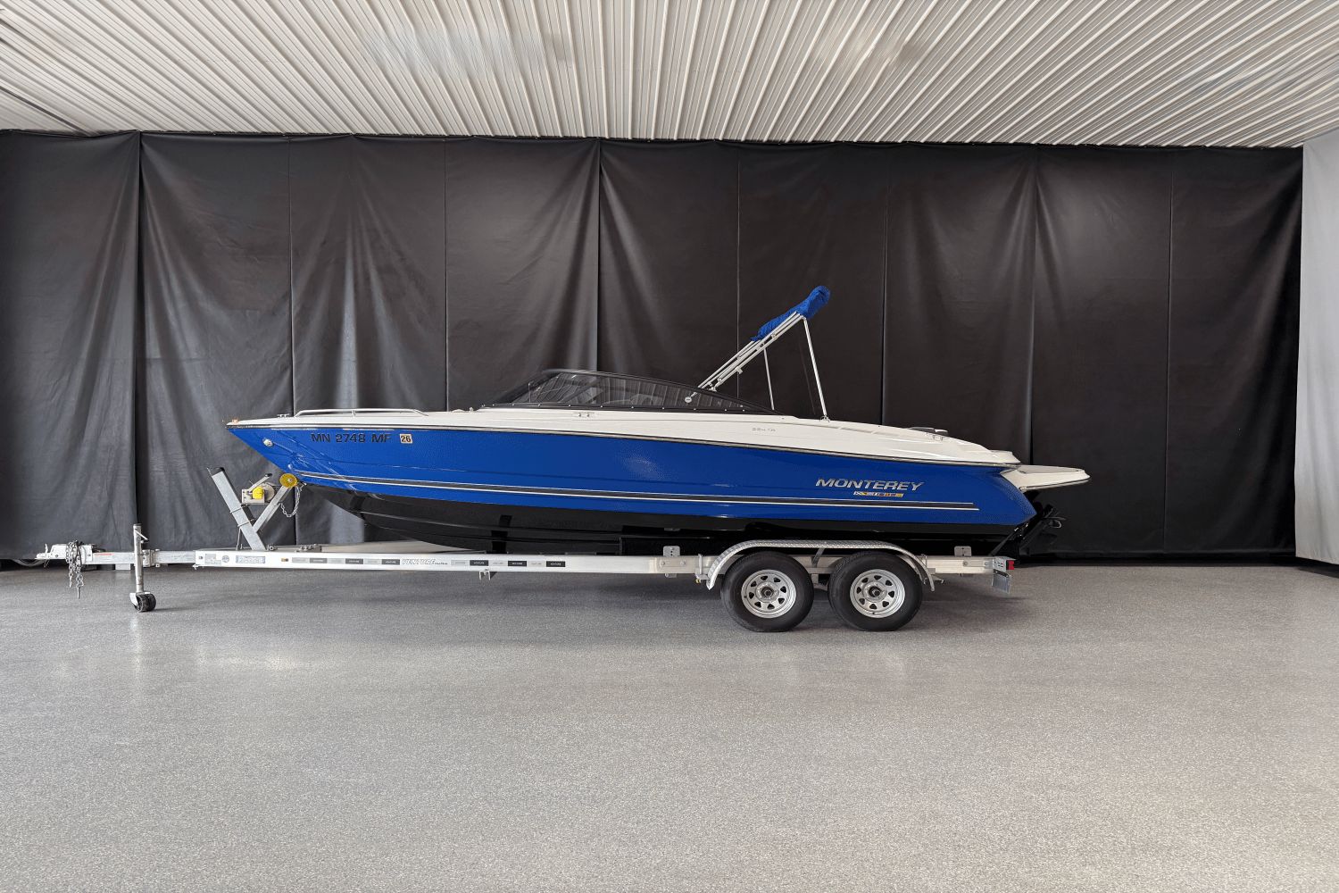 Monterey 224FS 2022 Monterey 224FS boat on trailer in indoor showroom.