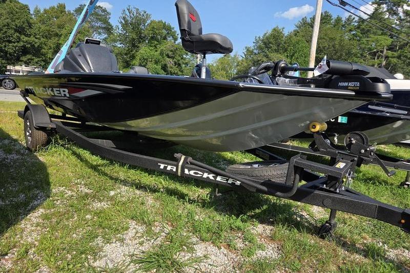Tracker PT 195 TXW TE 2026 Tracker PT 195 TXW TE boat on trailer, parked on grass.