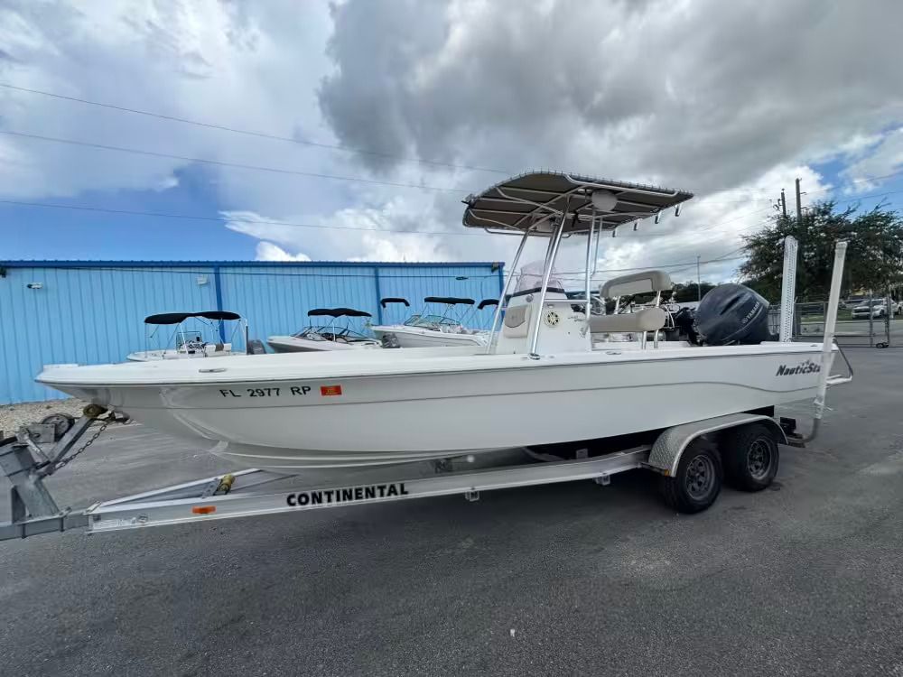 2017 NauticStar 2400 Sport