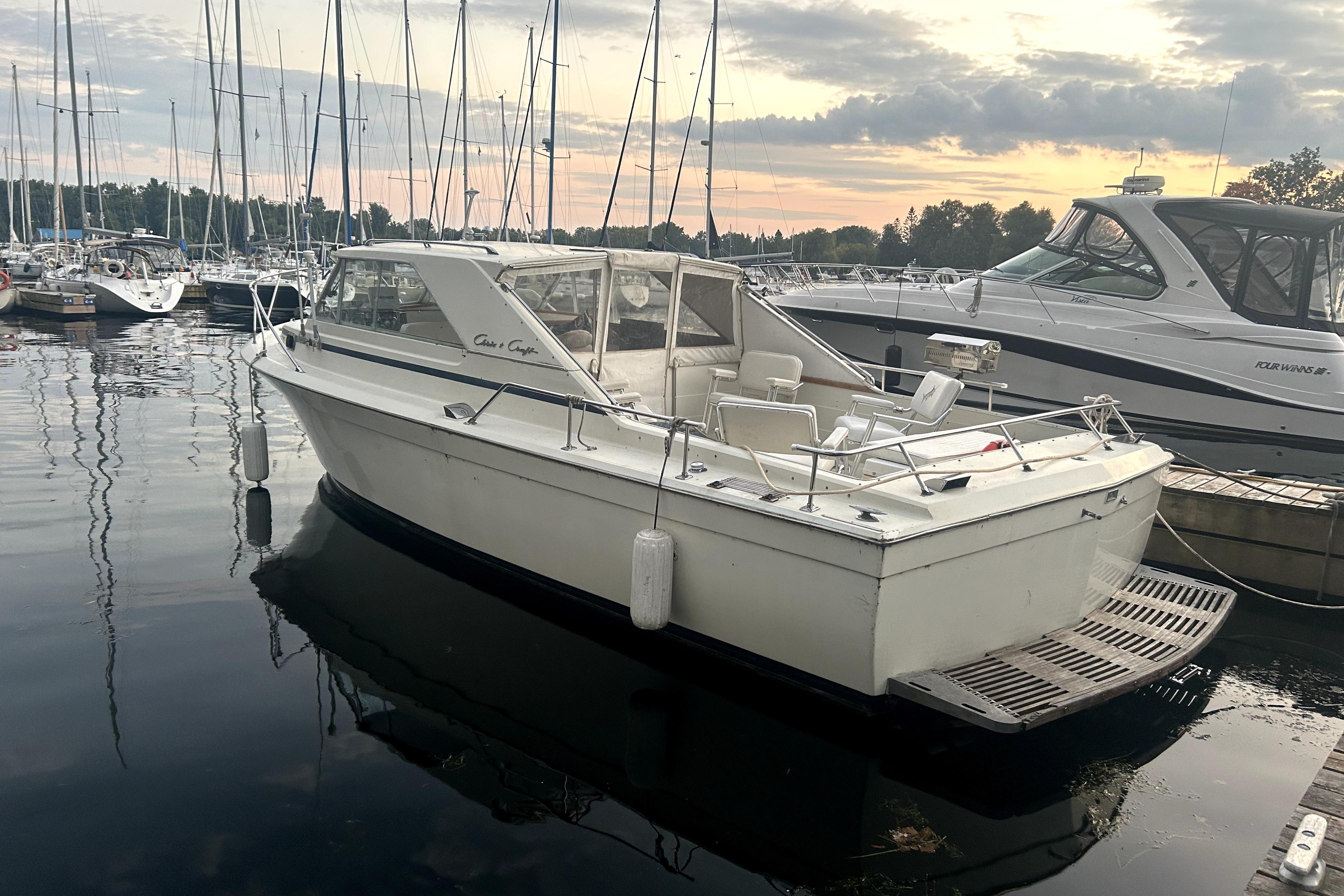 1968 Chris-Craft 315 Commander