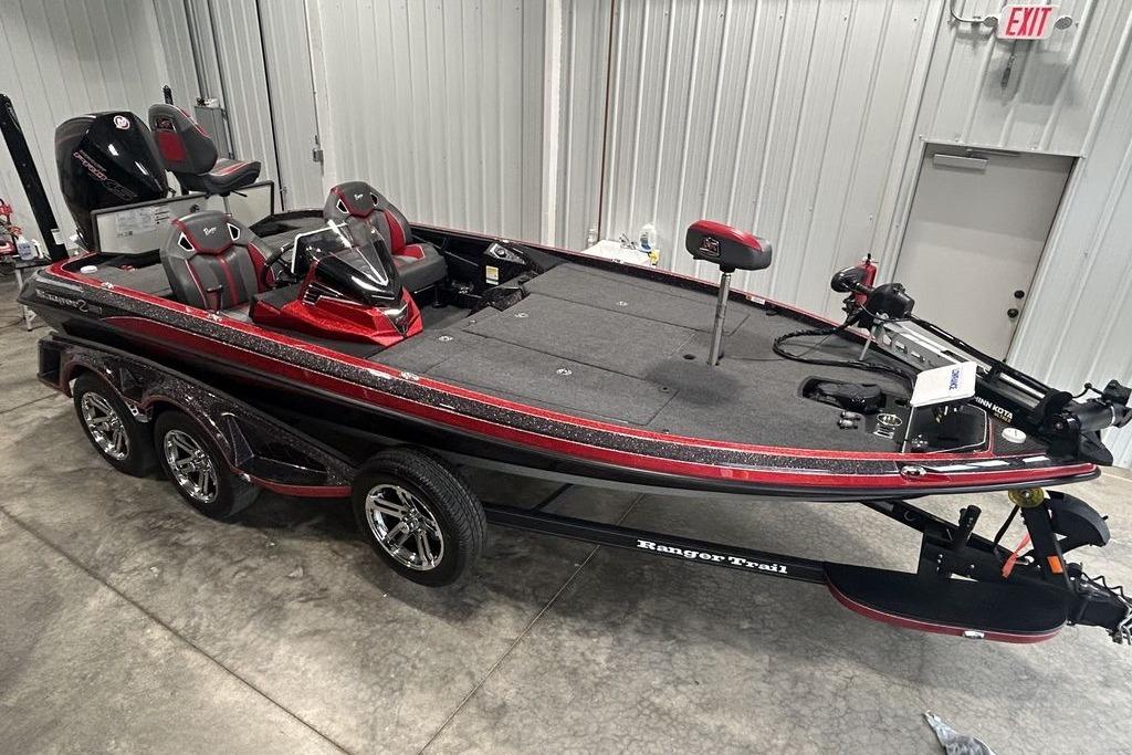 Ranger Z520R Ranger Cup Equipped 2023 Ranger Z520R Ranger Cup Equipped boat in a showroom, featuring sleek design and modern equipment.