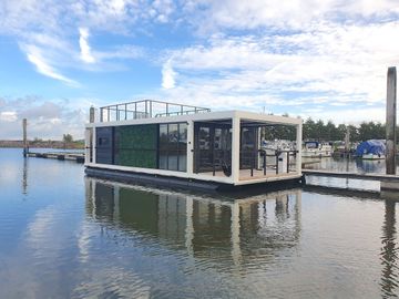 2022 La Mare Houseboat Modern 12