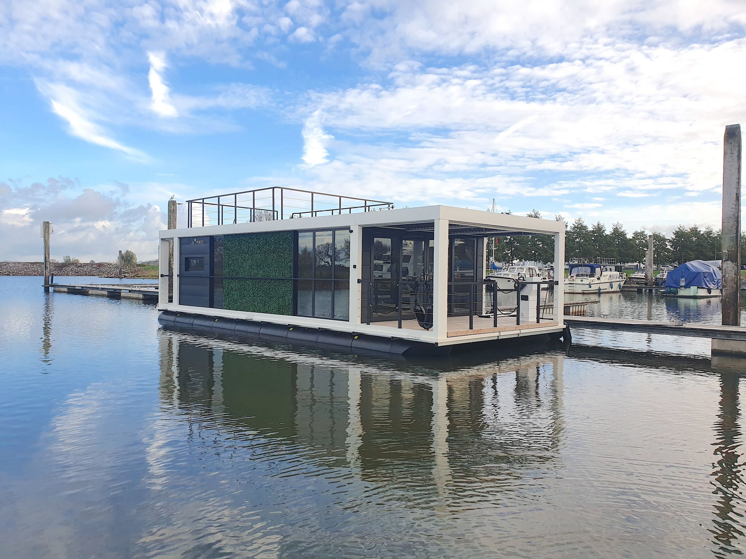 2022 La Mare Houseboat Modern 12