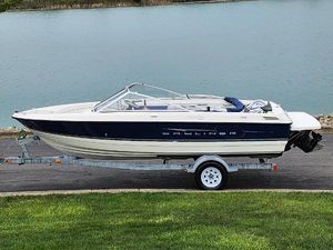 Bayliner Discovery 195 2007 Bayliner Discovery 195 boat on trailer by a lake.