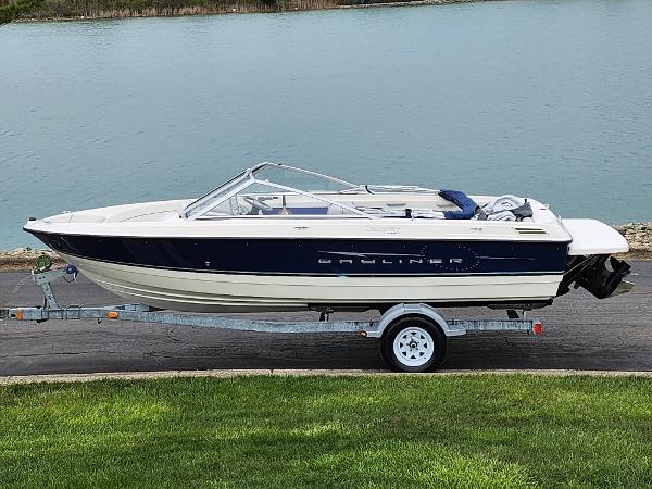 Bayliner Discovery 195 2007 Bayliner Discovery 195 boat on trailer by a lake.
