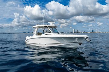 2022 Boston Whaler 350 Realm
