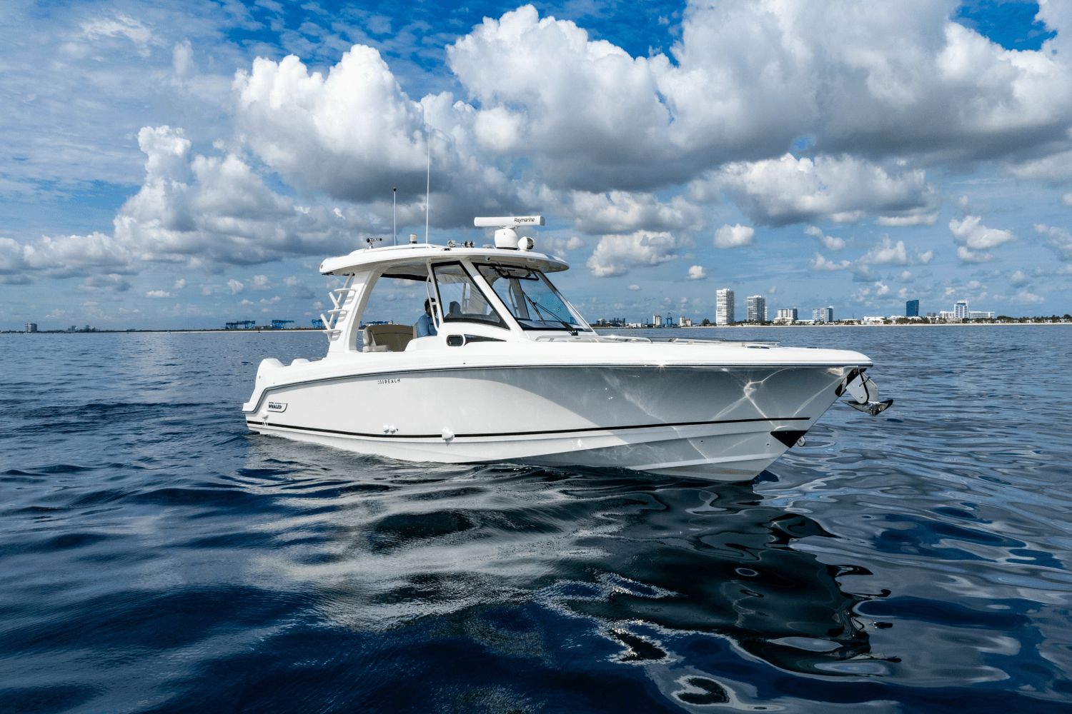 2022 Boston Whaler 350 Realm