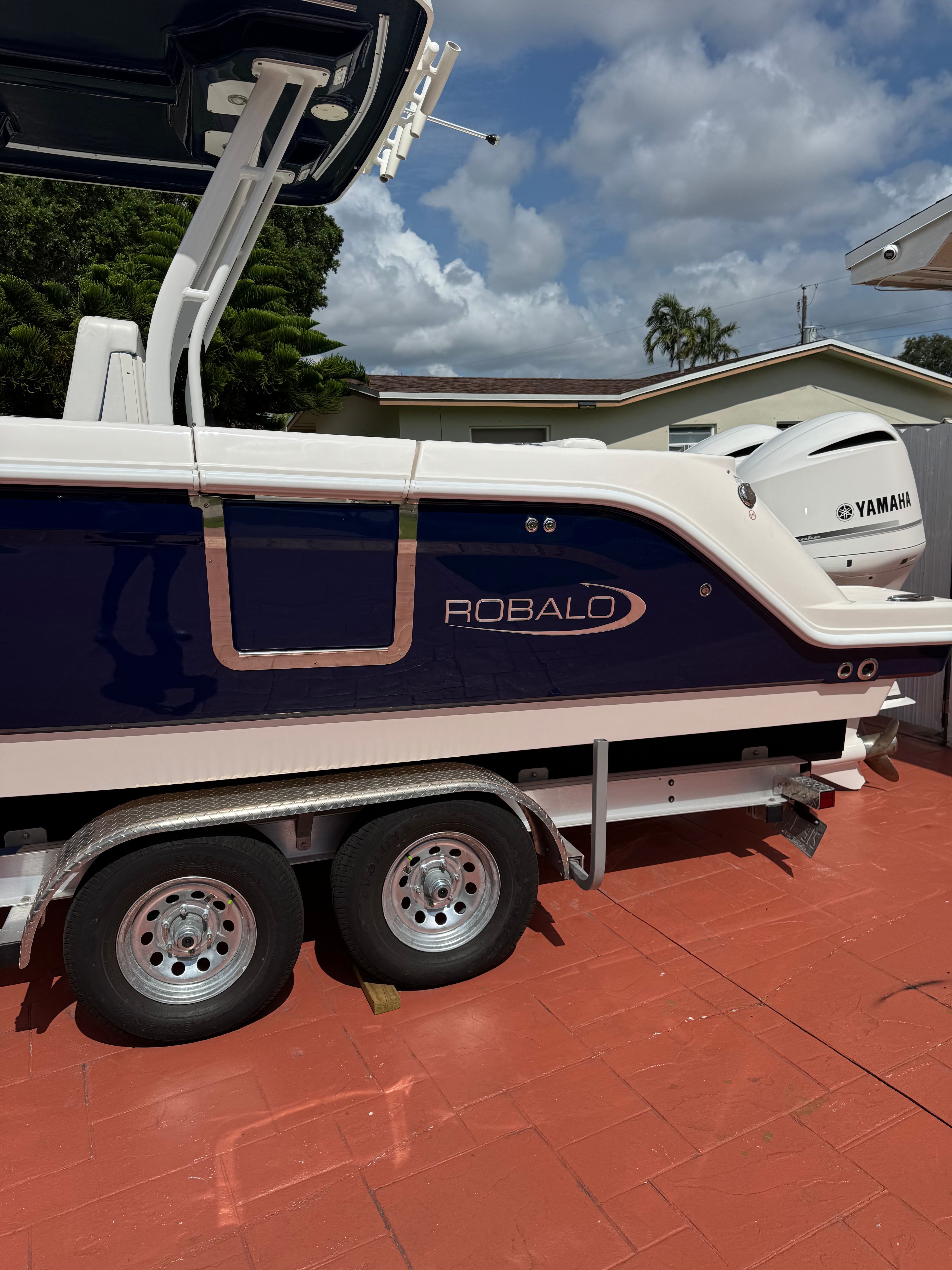2021 Robalo R272 Center Console