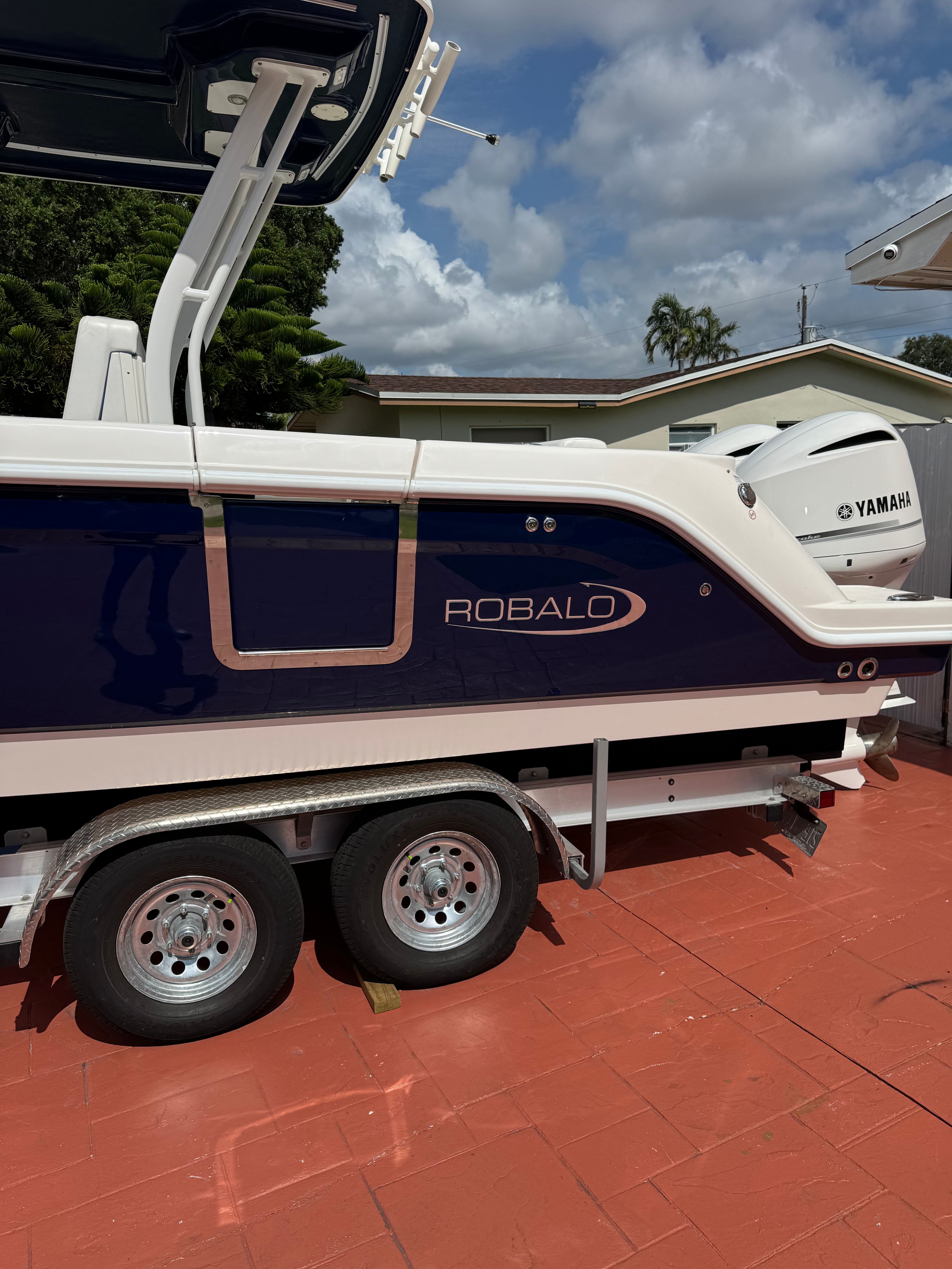 2021 Robalo R272 Center Console