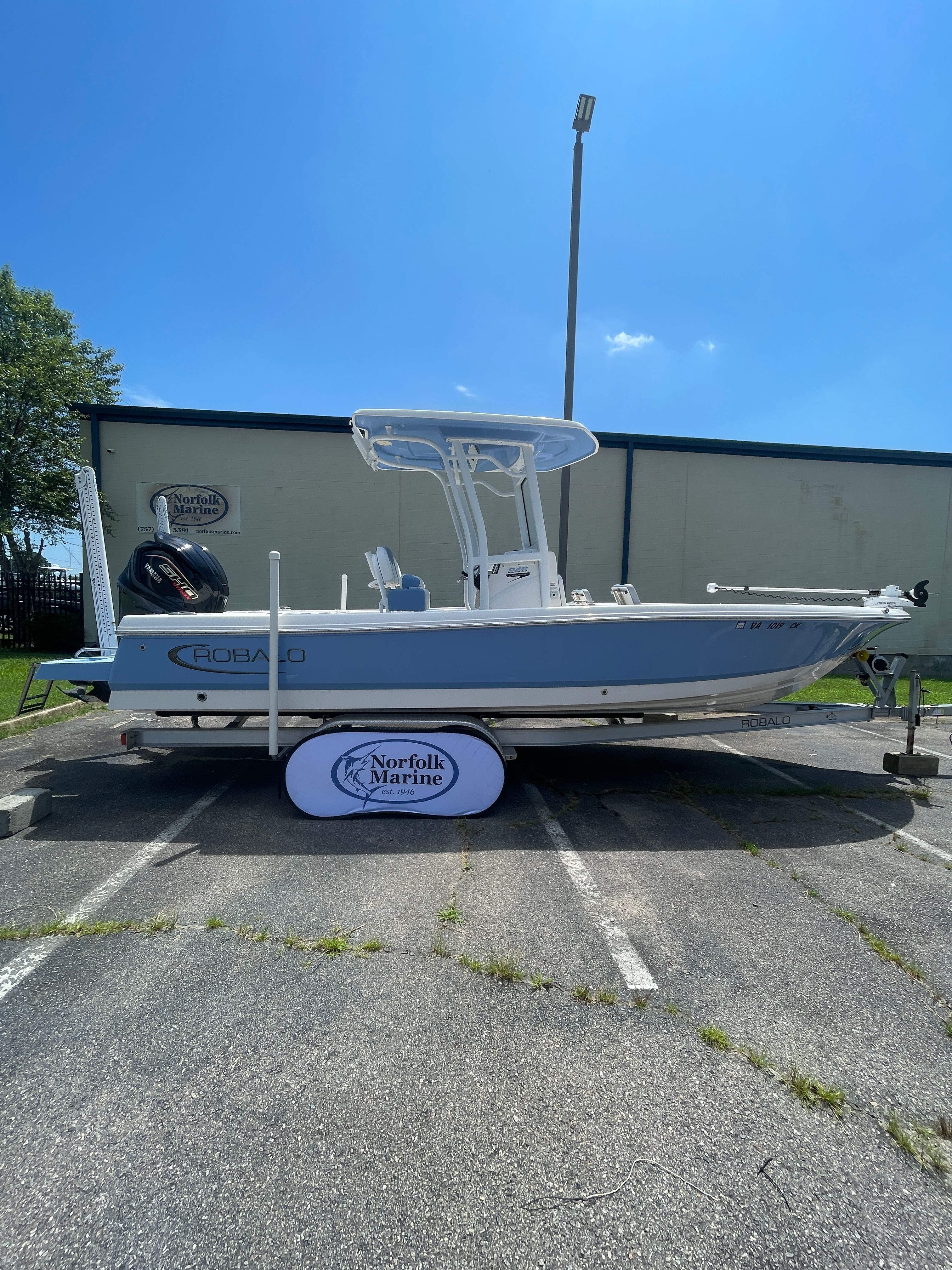 2023 Robalo 246 Cayman