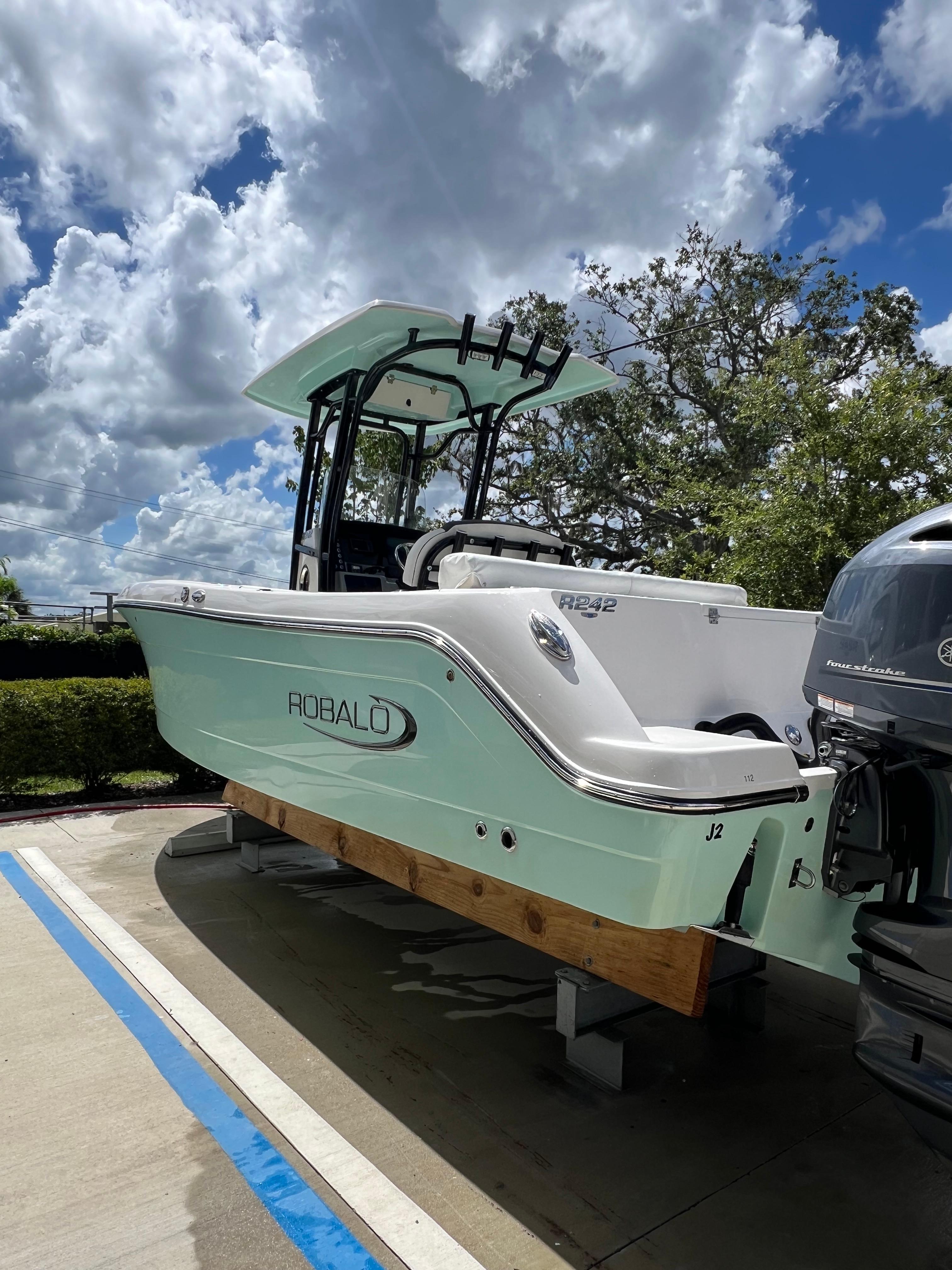2023 Robalo R242 Explorer
