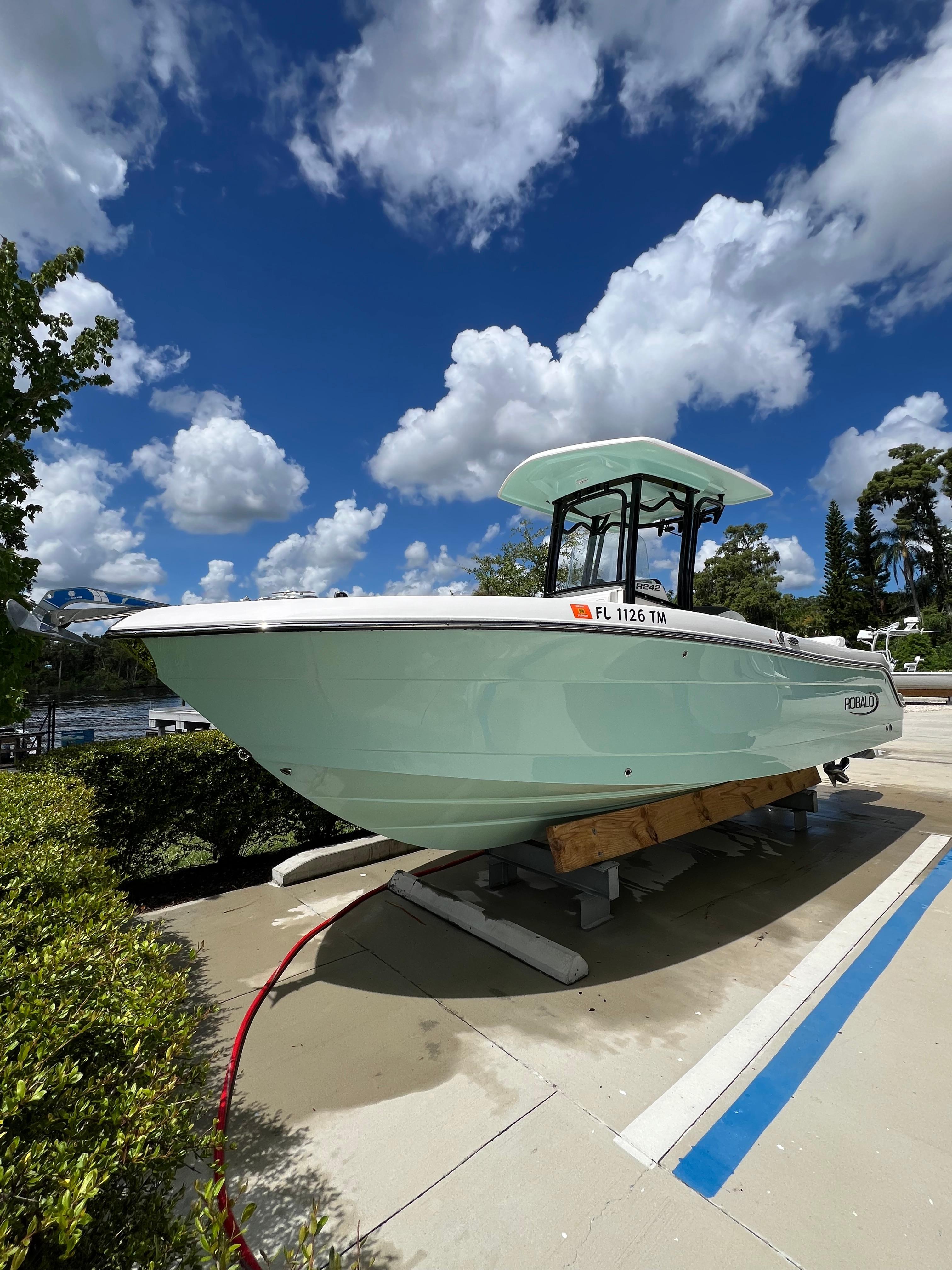 2023 Robalo R242 Explorer