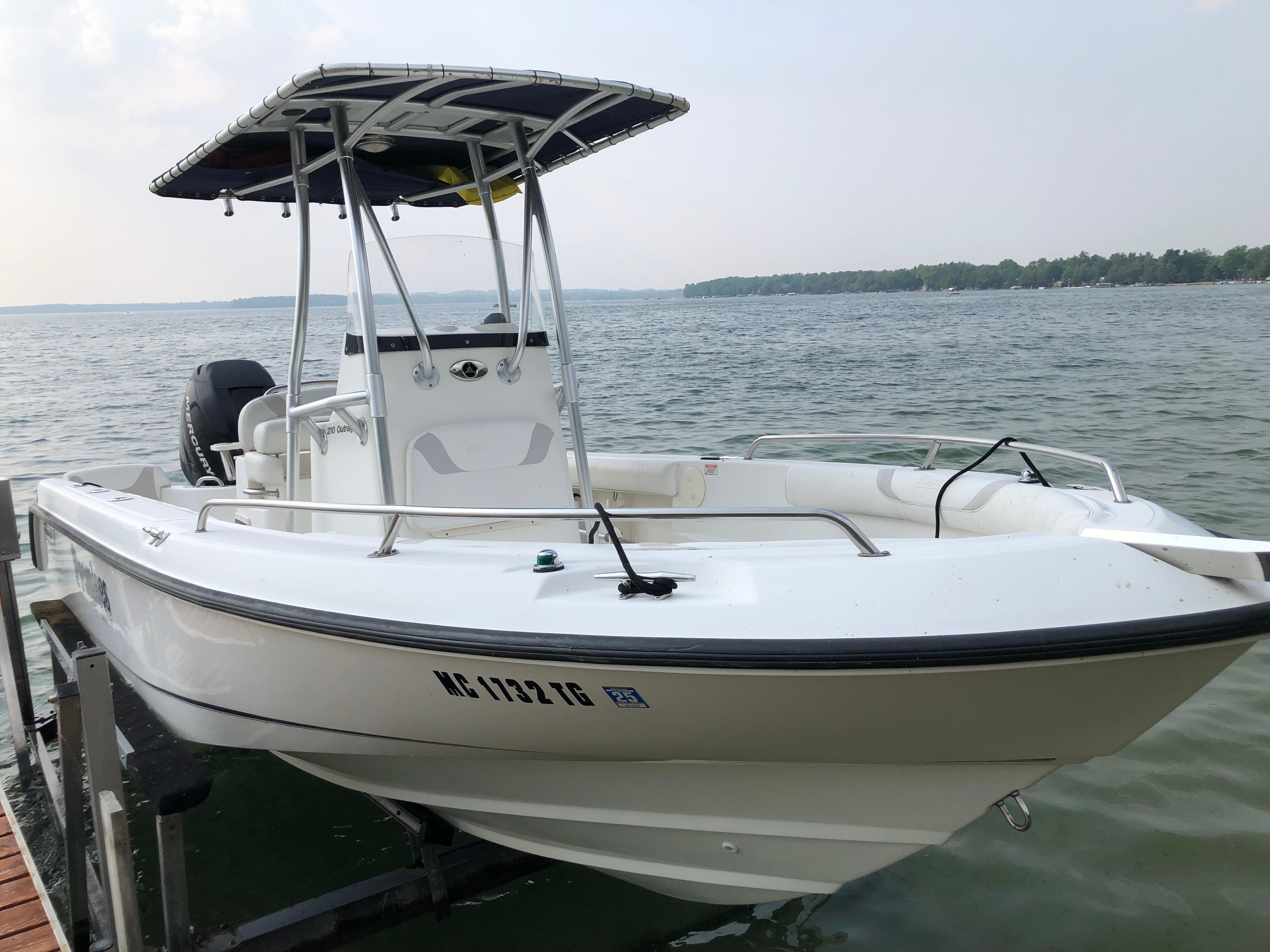 2006 Boston Whaler 210 Outrage