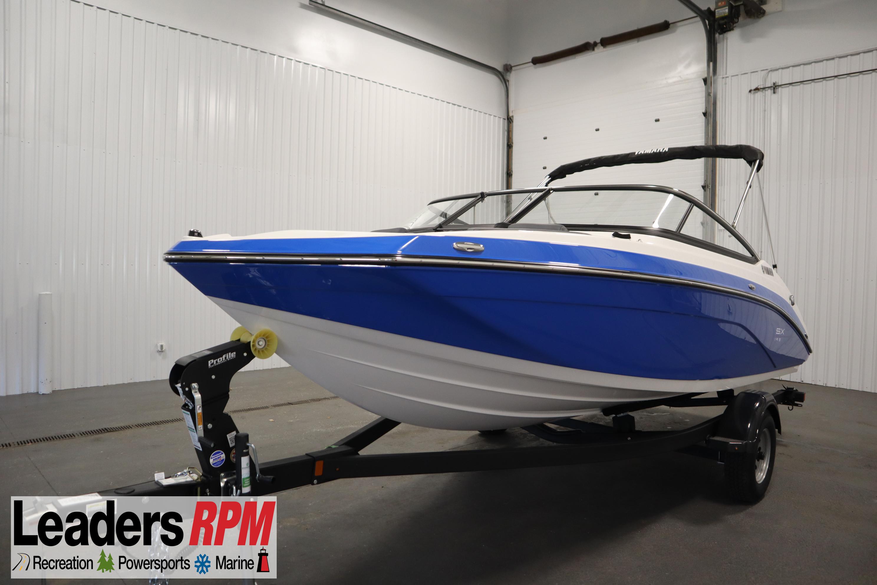 Yamaha Boats 195 SX 2025 Yamaha Boats 195 SX in showroom, blue and white design, on trailer.