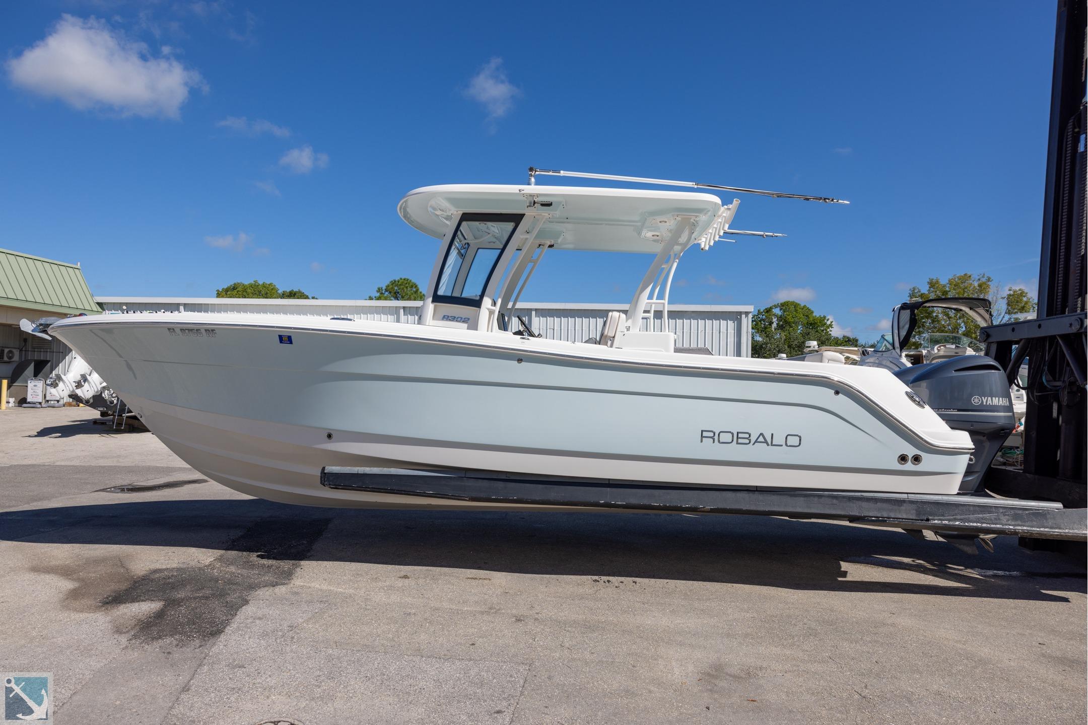 2017 Robalo R302 Center Console