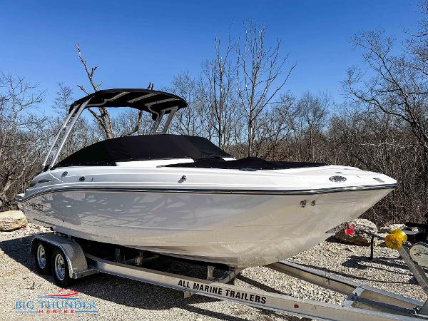 Monterey M4 2024 Monterey M4 boat on All Marine Trailers, displayed outdoors.
