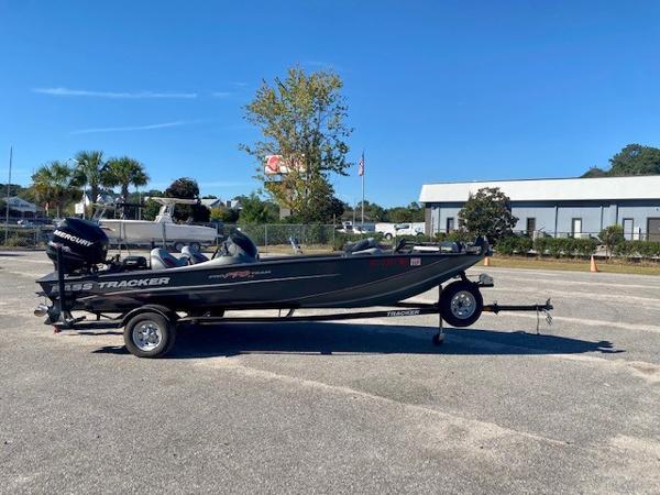 Bass Tracker PRO TEAM 190 2014 Bass Tracker PRO TEAM 190 boat on trailer in parking lot.