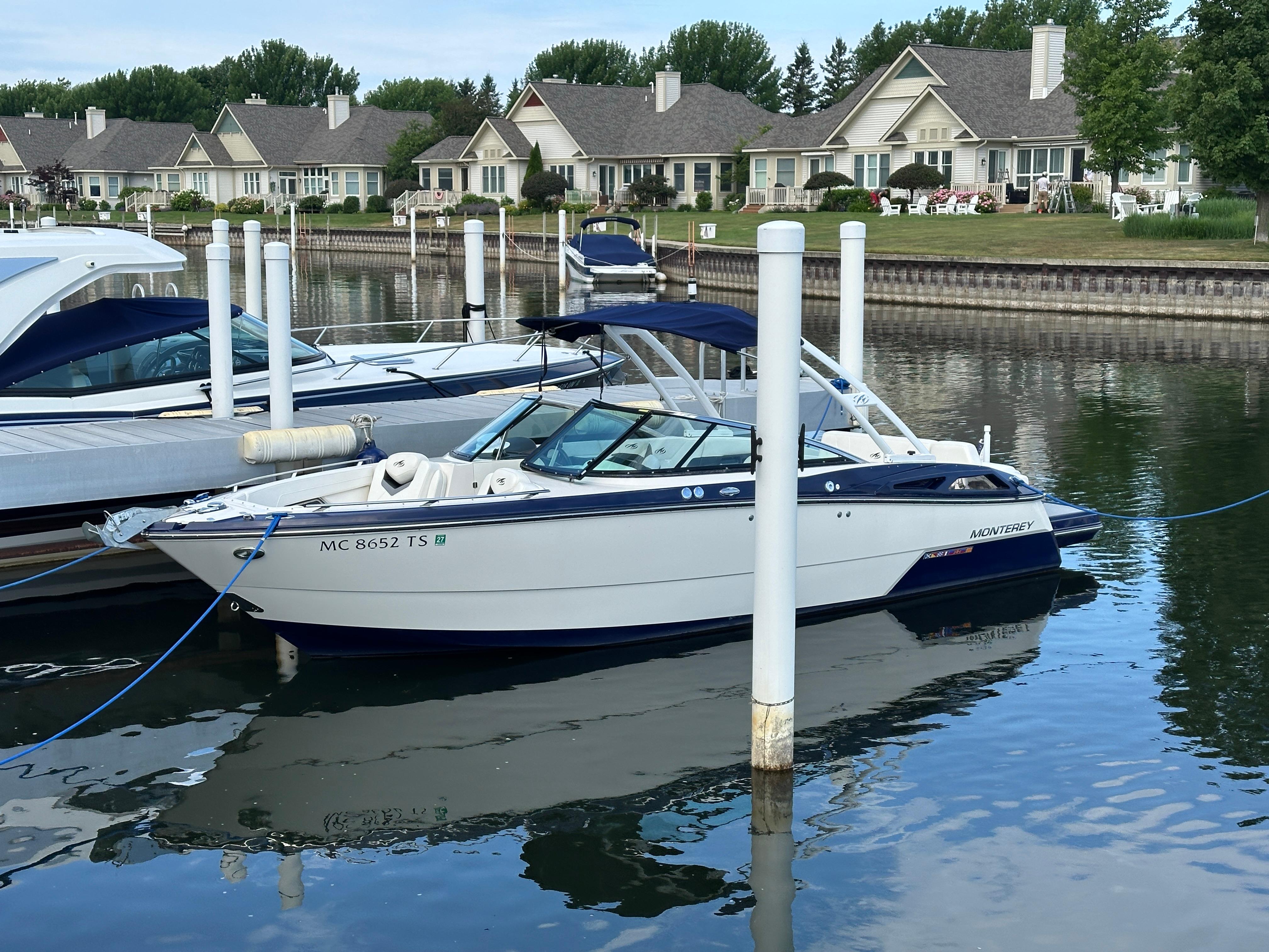 Monterey 268 Super Sport 2014 Monterey 268 Super Sport boat docked near waterfront homes.