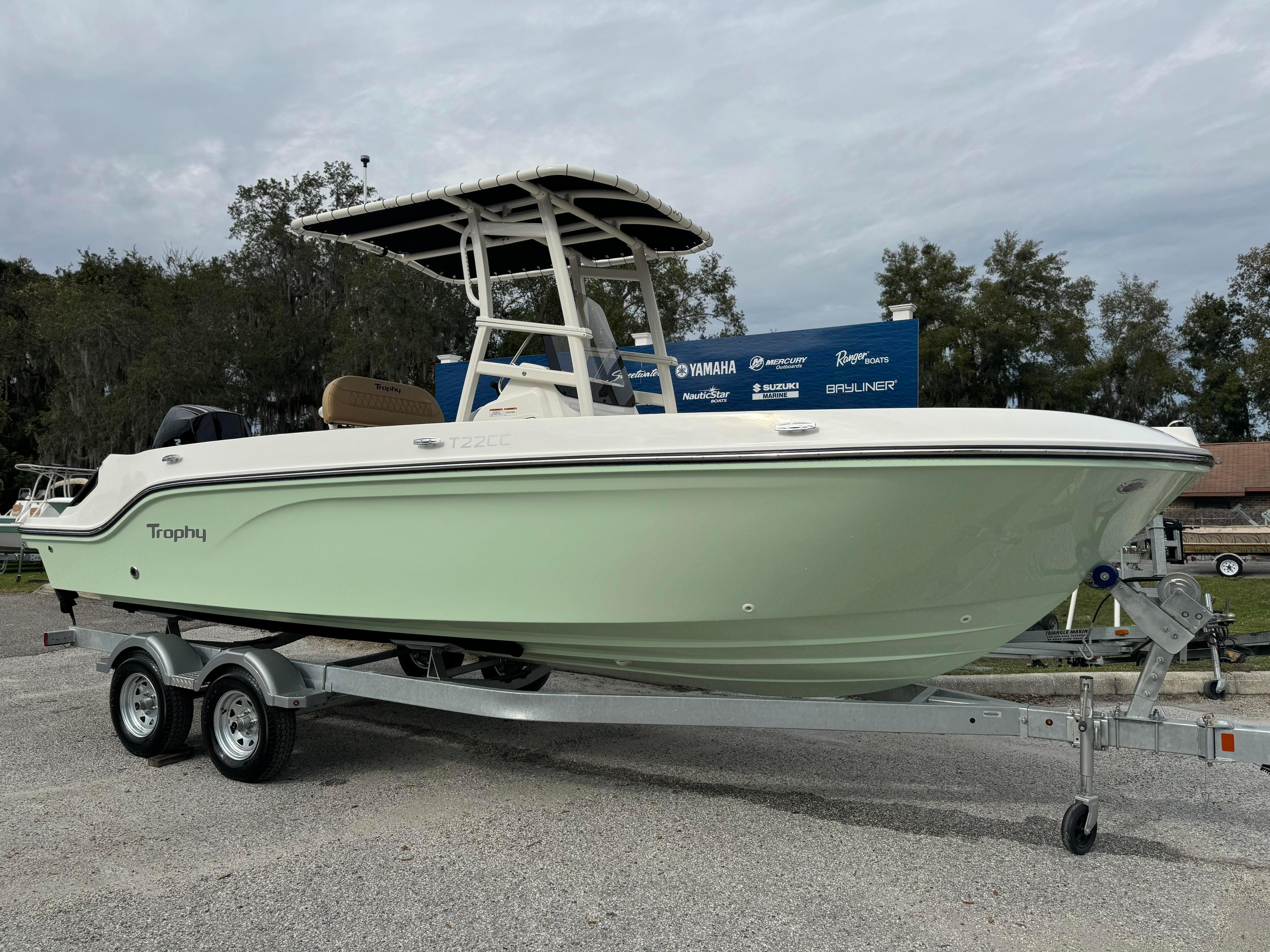 Bayliner T22CC – Explore Center Console Boat Models