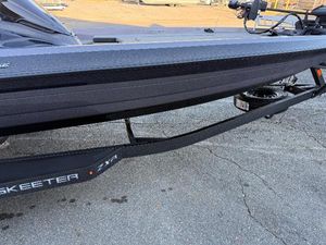 Skeeter ZXR20 SE 2025 Skeeter ZXR 20 SE boat on trailer, side view, black finish.