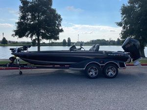 Ranger Z520R Ranger Cup Equipped 2024 Ranger Z520R Ranger Cup Equipped boat parked by a lake.