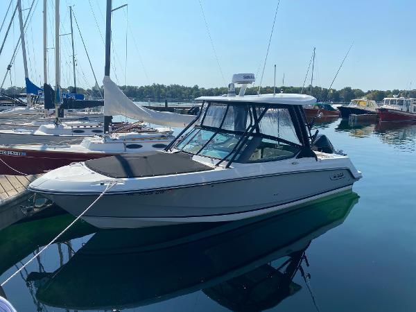 Boston Whaler 240 Vantage 2023 Boston Whaler 240 Vantage boat docked in a marina.