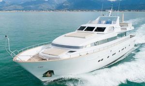 Admiral 28 Luxurious 1992 Admiral 28 yacht cruising on open water with scenic mountain backdrop.