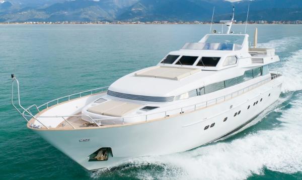 Admiral 28 Luxurious 1992 Admiral 28 yacht cruising on open water with scenic mountain backdrop.