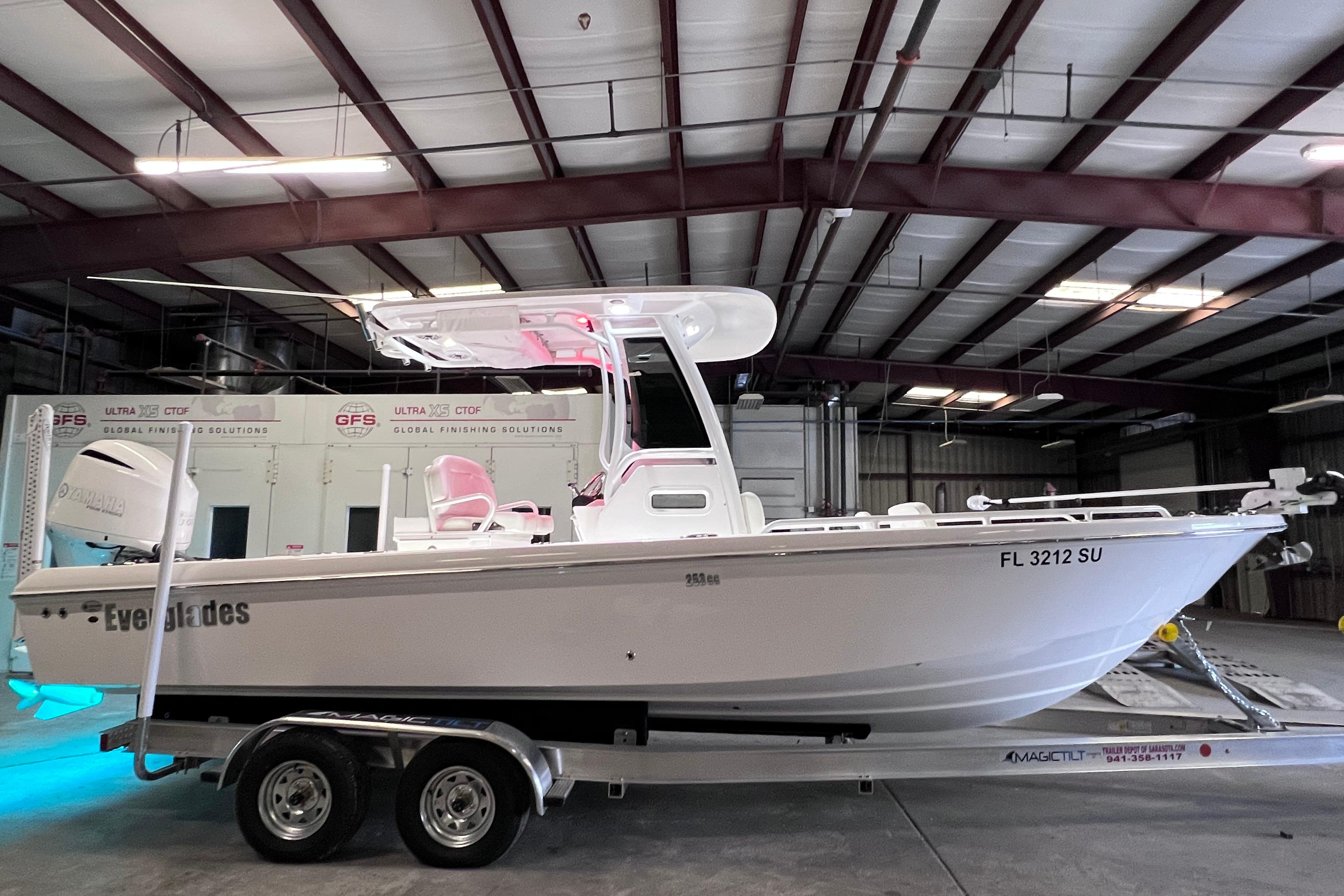 2021 Everglades 253 Center Console