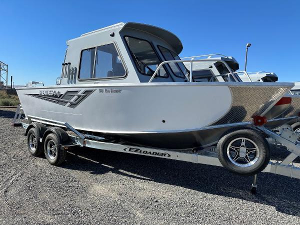 Hewescraft 190 SEA RUNNER ET HT 2025 Hewescraft 190 Sea Runner ET HT boat on trailer, sunny day.