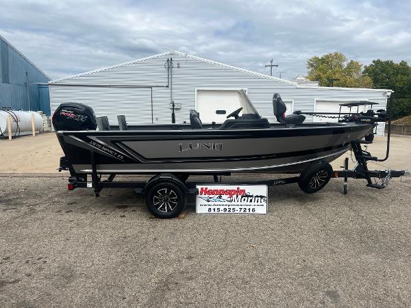 Lund 1875 Impact XS SS 2025 Lund 1875 Impact XS SS boat on trailer, parked outdoors.