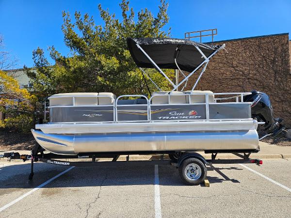 2025 Sun Tracker Party Barge 18 DLX