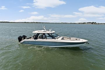 2025 Boston Whaler 380 Realm