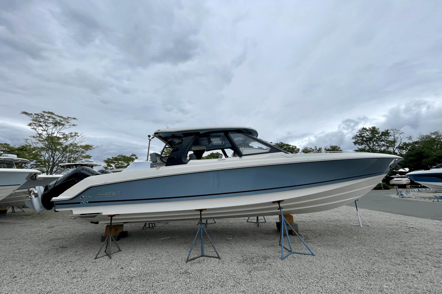 2025 Boston Whaler 380 Realm