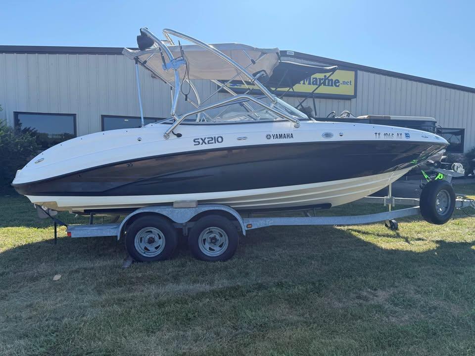Yamaha Boats SX210 2007 Yamaha SX210 boat on trailer, parked on grass near a building.