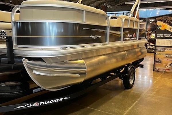 2025 Sun Tracker Party Barge 18 DLX