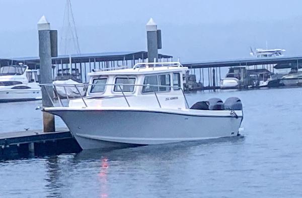 Defiance Admiral 250 EX 2025 Defiance Admiral 250 EX boat docked at marina.