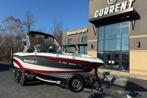 MasterCraft XT21 2018 MasterCraft XT21 boat on trailer outside dealership building.