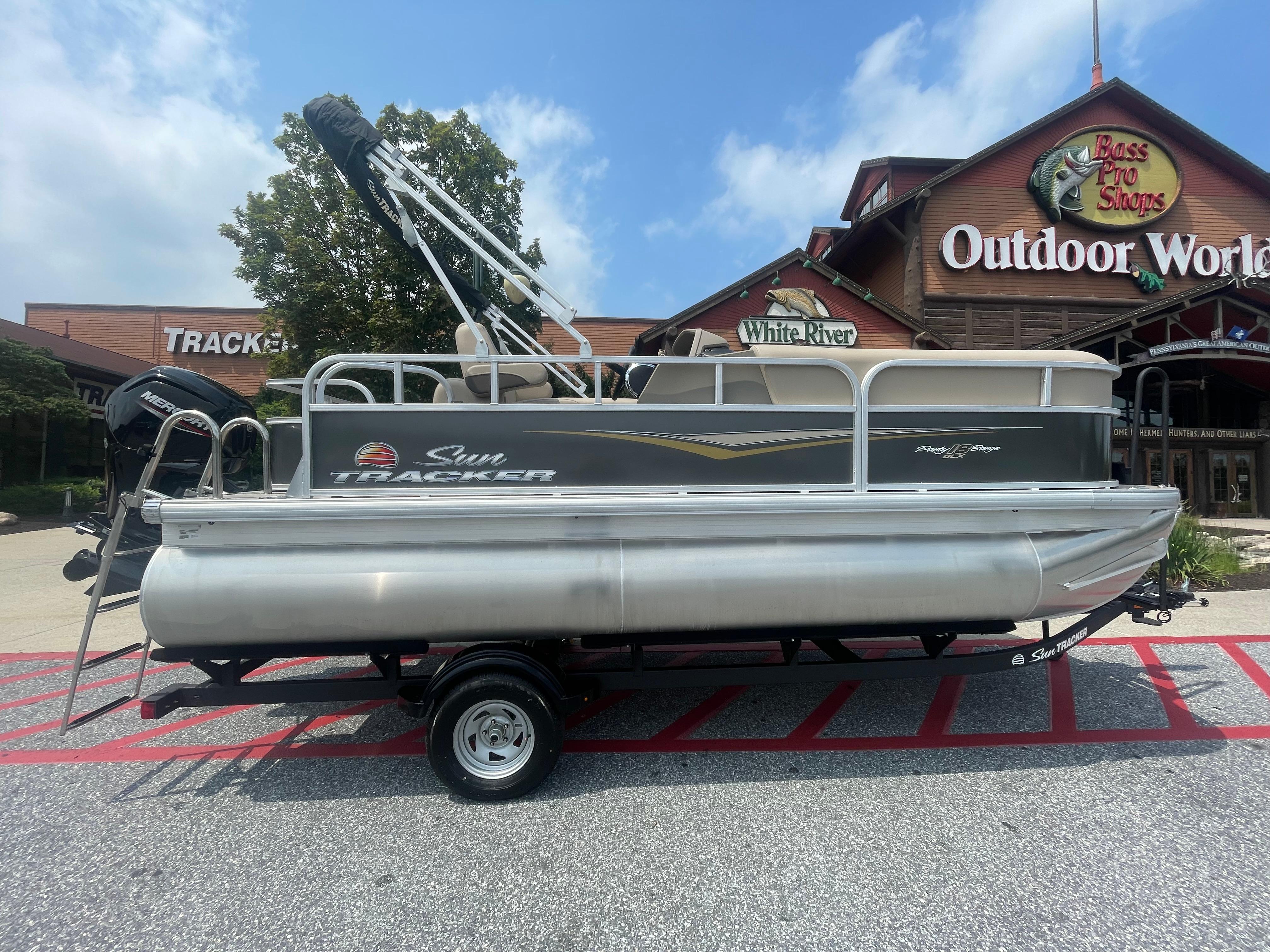 2025 Sun Tracker Party Barge 18 DLX