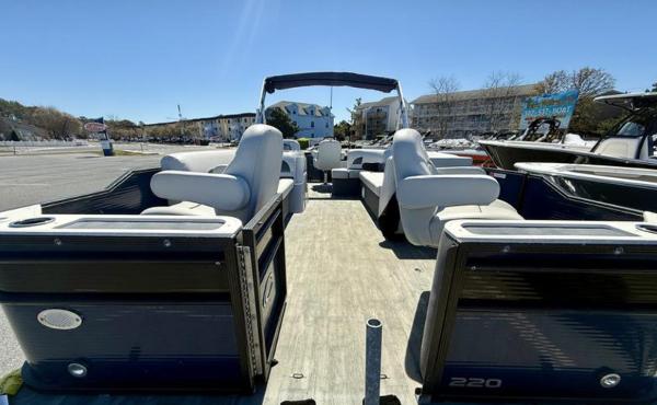 2020 Crest Classic LX Fish 220 SF
