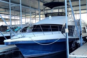 Bluewater 5200 Signature Edition 2008 Bluewater 5200 Signature Edition yacht docked in a covered marina.