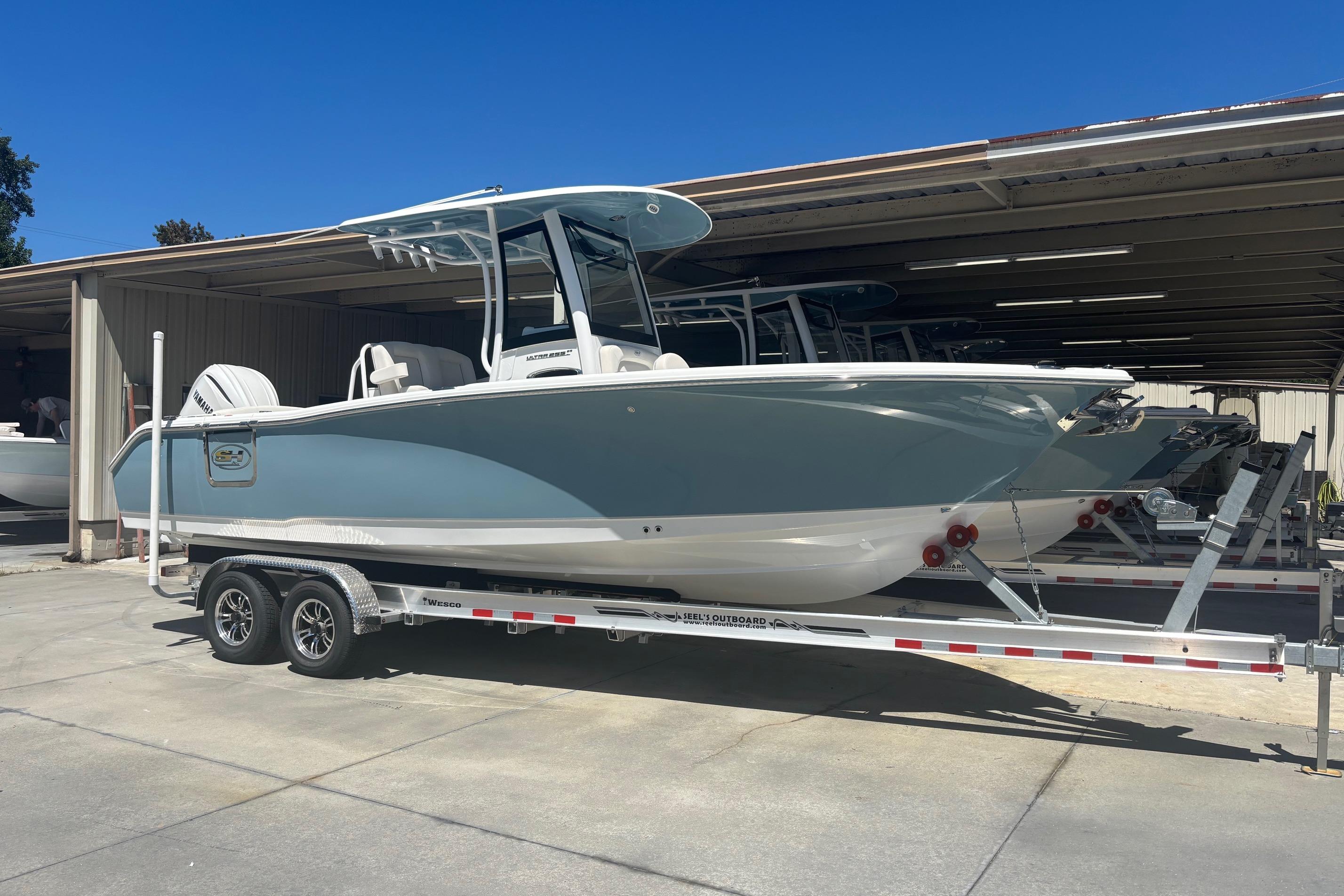 Sea Hunt Ultra 255 SE 2025 Sea Hunt Ultra 255 SE boat on trailer in storage facility.