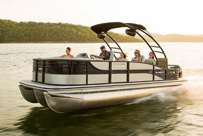 Lowe Retreat 230 RFL Boat
