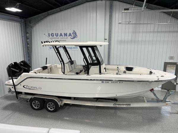 Robalo R272 Center Console 2022 Robalo R272 Center Console boat on trailer in indoor showroom.