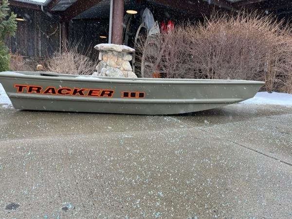 2024 Tracker Grizzly 1036 Jon