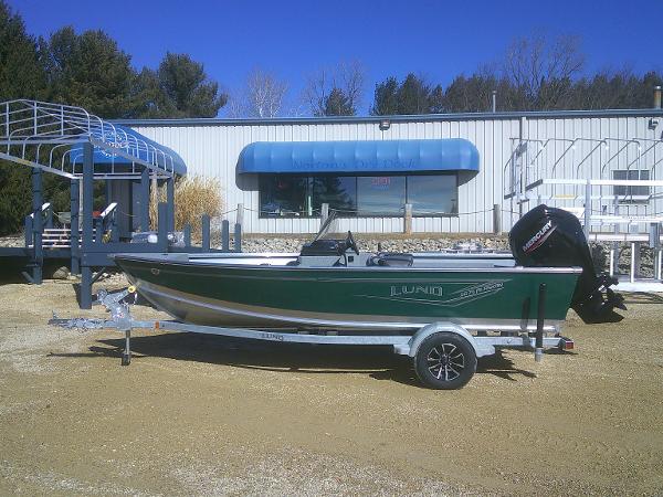 Lund 1675 Alaskan SS 2025 Lund 1675 Alaskan SS boat on trailer, parked outside a building.